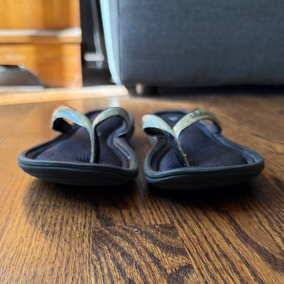 Adidas Women’s 9 Black Flip Flops with Metallic Gold Straps - Picture 3 of 7